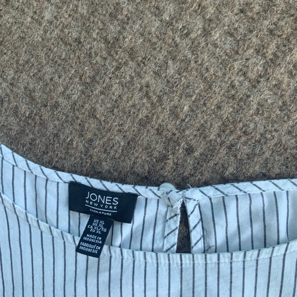 Short leave blouse, white with thin vertical black striping - Picture 2 of 6